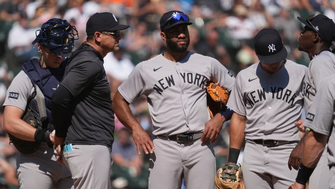 New York Yankees manager Aaron Boone, second from left, talks to players during the sixth inning of a baseball game against the Chicago White Sox in Chicago, Sunday, Aug. 31, 2025. (AP Photo/Nam Y. Huh)